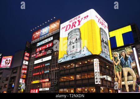 OSAKA, Giappone - 25 Aprile 2012: Neon in area Shinsaibashi di Osaka, in Giappone. Osaka in Giappone è il terzo più grande città da una popolazione di 18 milioni di persone livi Foto Stock
