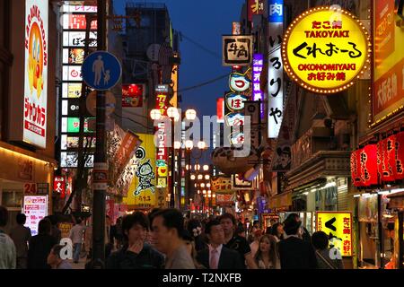 OSAKA, Giappone - 25 Aprile 2012: visitare la gente famosa strada Dotonbori di Osaka in Giappone. Secondo Tripadvisor Dotonbori è la terza migliore attrazione per Foto Stock