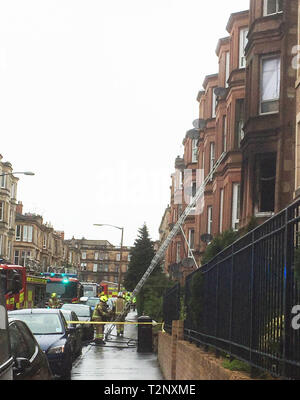 Scottish antincendio e di soccorso (FR) presenti su Skirving Street, Shawlands, Glasgow, dove due persone sono state soccorse dopo un incendio scoppiato in un appartamento poco dopo le 8.30. Foto Stock