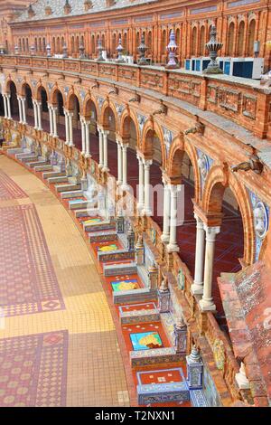 Plaza de Espana, Sevilla, Spagna - vecchio famoso ceramiche decorative alcove. Foto Stock