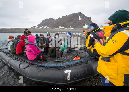 Guide di spedizione su un atterraggio zodiac presso Yankee harbour con il sud coreano di turisti, Antartico peninsulare. Foto Stock