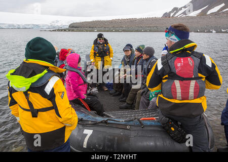 Guide di spedizione su un atterraggio zodiac presso Yankee harbour con il sud coreano di turisti, Antartico peninsulare. Foto Stock