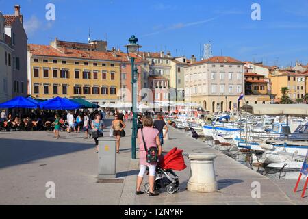 Rovigno Croazia - Giugno 19, 2011: la gente visita la città vecchia di Rovigno Croazia. Nel 2011 11,2 milioni di turisti hanno visitato la Croazia, la maggior parte di loro in estate. Foto Stock