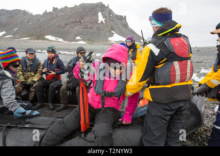 Guide di spedizione su un atterraggio zodiac presso Yankee harbour con il sud coreano di turisti, Antartico peninsulare. Foto Stock