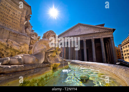 Patheon piazza Fontana e antico punto di riferimento nella città eterna di Roma, capitale d'Italia Foto Stock