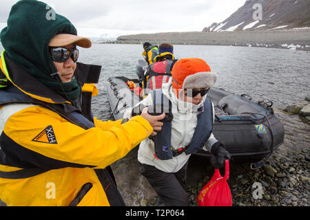 Guide di spedizione su un atterraggio zodiac presso Yankee harbour con il sud coreano di turisti, Antartico peninsulare. Foto Stock