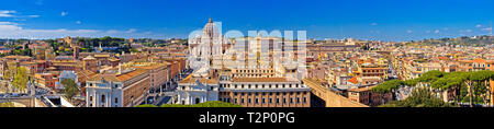 Sui tetti di Roma e Vaticano punti di riferimento della città vista panoramica, capitale d'Italia Foto Stock