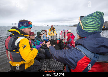 Guide di spedizione su un atterraggio zodiac presso Yankee harbour con il sud coreano di turisti, Antartico peninsulare. Foto Stock