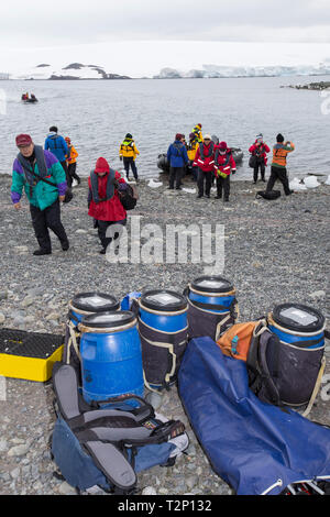 Guide di spedizione su un atterraggio zodiac presso Yankee harbour con il sud coreano di turisti, Antartico peninsulare. Foto Stock