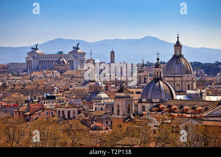 Città eterna di Roma i punti di riferimento di un tetti vista sullo skyline, capitale d'Italia Foto Stock