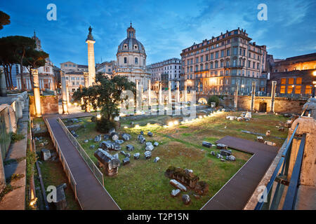 Antica Forum Trajans piazza di Roma vista Alba, capitale d'Italia Foto Stock