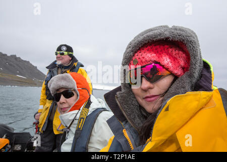 Corea del Sud i turisti in una spedizione zodiac presso Yankee Harbour, Antartico peninsulare, Foto Stock