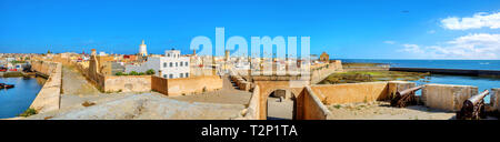 Vista panoramica della fortezza con vecchi cannoni e Medina Essaouira. Il Marocco, Africa del Nord Foto Stock