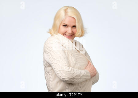 Femmina Senior sorrisi con gioia. Positivo del viso umano emozione Foto Stock