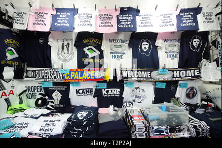 Una vista generale di T shirt in vendita al di fuori di Tottenham Hostpur Stadium durante il match di Premier League a Tottenham Hotspur Stadium, Londra. Foto Stock