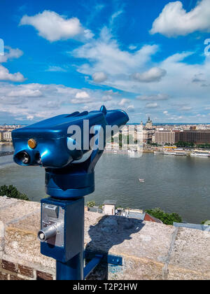 Coin binocolo in unione bella città nella soleggiata giornata estiva con cielo blu con orientamento verticale Foto Stock