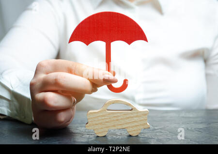 Assicurazione auto concetto. La protezione del veicolo. Società di assicurazione servizi. Sicurezza e protezione. Il supporto tecnico. Miniatura auto in legno. Foto Stock