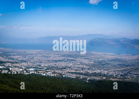 Vista del Lago Erhai dal Monte Cangshan, Dali, nella provincia dello Yunnan in Cina Foto Stock