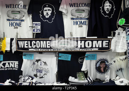 Una vista generale di T shirt in vendita al di fuori di Tottenham Hostpur Stadium durante il match di Premier League a Tottenham Hotspur Stadium, Londra. Foto Stock