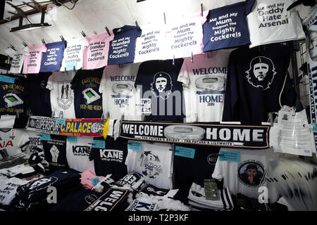 Una vista generale di T shirt in vendita al di fuori di Tottenham Hostpur Stadium durante il match di Premier League a Tottenham Hotspur Stadium, Londra. Foto Stock