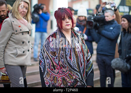 Christine Burke, moglie di Hillsborough vittima Henry Thomas Burke, dà una dichiarazione alla stampa al di fuori di Preston Crown Court dopo la giuria nel processo di confronto di Hillsborough comandante David Duckenfield non è stato in grado di raggiungere un verdetto. Foto Stock