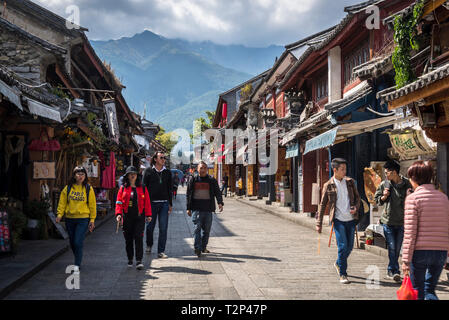 La gente a piedi attraverso una strada storica di Dali Old Town, nella provincia dello Yunnan in Cina Foto Stock