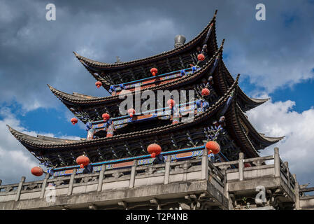 Padiglione riccamente ornate sulla sommità della porta nord, alla Vecchia Citta' di Dali, nella provincia dello Yunnan in Cina Foto Stock