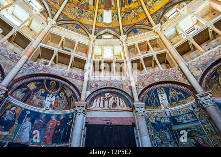 All'interno del famoso Battistero di Parma riccamente decorato da affreschi e sculpturs, Parma, Emilia Romagna, Italia. Foto Stock