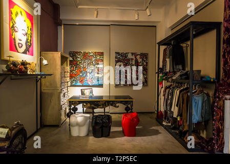 Spazio espositivo e il cafe, Dali Art Factory, alla Vecchia Citta' di Dali, nella provincia dello Yunnan in Cina Foto Stock