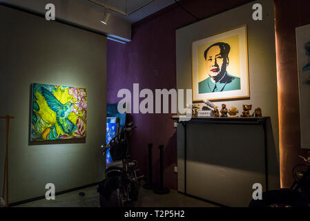 Andy Warhol stampa serigrafica del presidente Mao, spazio espositivo e il cafe, Dali Art Factory, alla Vecchia Citta' di Dali, nella provincia dello Yunnan in Cina Foto Stock