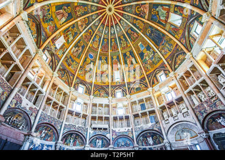 All'interno del famoso Battistero di Parma riccamente decorato da affreschi e sculpturs, Parma, Emilia Romagna, Italia. Foto Stock