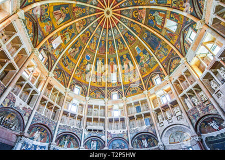 All'interno del famoso Battistero di Parma riccamente decorato da affreschi e sculpturs, Parma, Emilia Romagna, Italia. Foto Stock