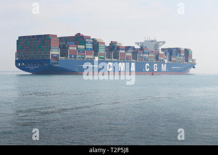 La nave portacontainer ultra-grande, CMA CGM GEORG FORSTER, entra in Una Bank of Sea Fog mentre parte dal porto di Southampton, Regno Unito. 28 marzo 2019. Foto Stock