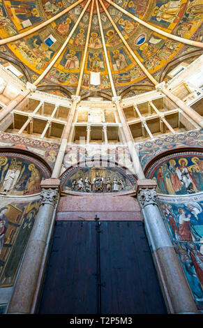 All'interno del famoso Battistero di Parma riccamente decorato da affreschi e sculpturs, Parma, Emilia Romagna, Italia. Foto Stock