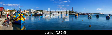 Τraditional imbarcazioni locali di Marsaxlokk villaggio sull'isola di Malta ,l'Europa Foto Stock