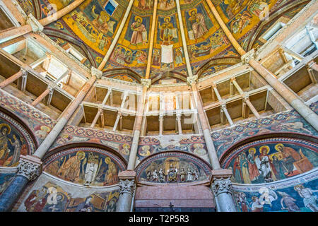 All'interno del famoso Battistero di Parma riccamente decorato da affreschi e sculpturs, Parma, Emilia Romagna, Italia. Foto Stock