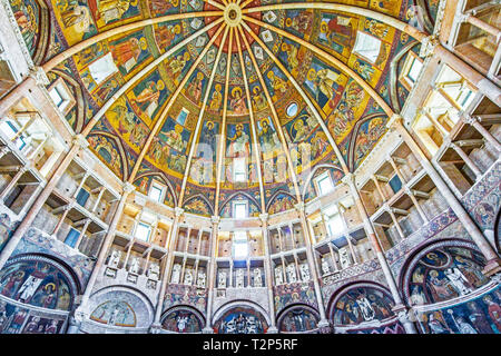 All'interno del famoso Battistero di Parma riccamente decorato da affreschi e sculpturs, Parma, Emilia Romagna, Italia. Foto Stock