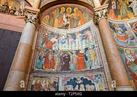 All'interno del famoso Battistero di Parma riccamente decorato da affreschi e sculpturs, Parma, Emilia Romagna, Italia. Foto Stock