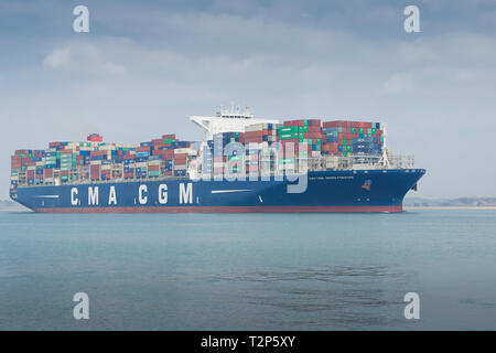 La nave portacontainer Ultra Large CMA CGM GEORG FORSTER, che lascia il porto di Southampton, il 28 marzo 2019. Foto Stock