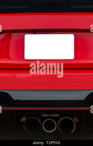 Colpo verticale di un vuoto bianco piastra di licenza sul retro di un automobile rossa. Foto Stock