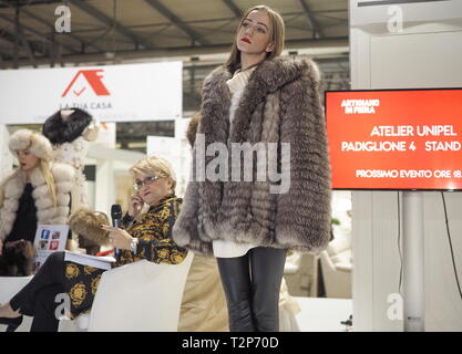 Milano, Italia: 1 dicembre 2018: Fiera di artigiani con prodotti tipici locali e alimentare e non alimentare, folklore, musica e danza. Foto Stock