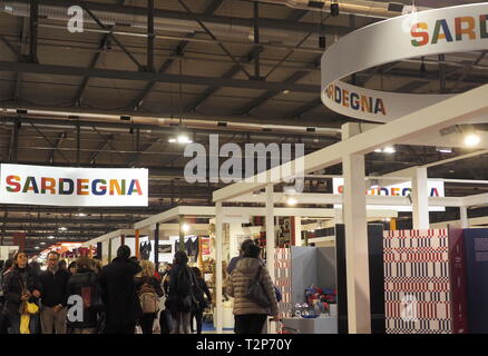 Milano, Italia: 1 dicembre 2018: Fiera di artigiani con prodotti tipici locali e alimentare e non alimentare, folklore, musica e danza. Foto Stock