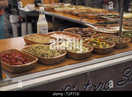 Milano, Italia: 1 dicembre 2018: Fiera di artigiani con prodotti tipici locali e alimentare e non alimentare, folklore, musica e danza. Foto Stock