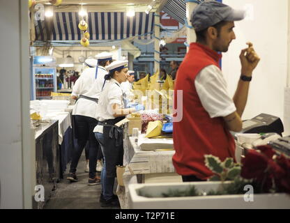 Milano, Italia: 1 dicembre 2018: Fiera di artigiani con prodotti tipici locali e alimentare e non alimentare, folklore, musica e danza. Foto Stock