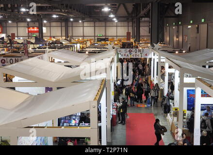 Milano, Italia: 1 dicembre 2018: Fiera di artigiani con prodotti tipici locali e alimentare e non alimentare, folklore, musica e danza. Foto Stock