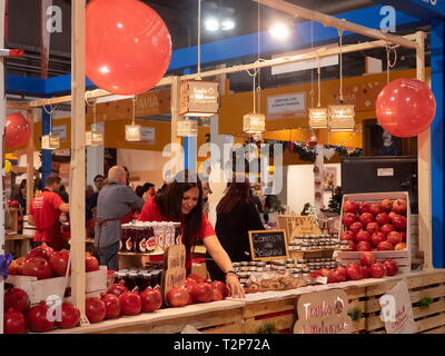 Milano, Italia: 1 dicembre 2018: Fiera di artigiani con prodotti tipici locali e alimentare e non alimentare, folklore, musica e danza. Foto Stock