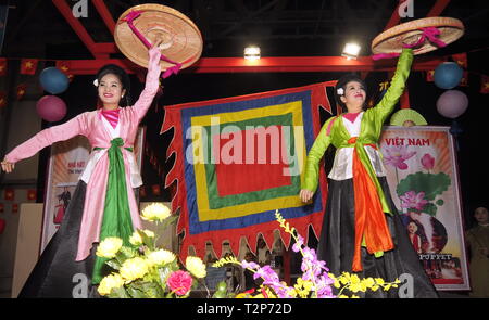 Milano, Italia: 1 dicembre 2018: Fiera di artigiani con prodotti tipici locali e alimentare e non alimentare, folklore, musica e danza. Foto Stock