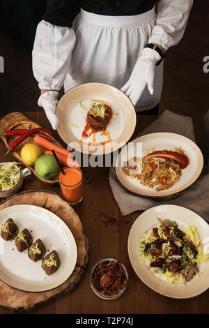 La cameriera porta sano cibo vegetariano. Foto Stock