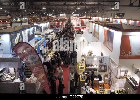 Milano, Italia: 1 dicembre 2018: Fiera di artigiani con prodotti tipici locali e alimentare e non alimentare, folklore, musica e danza. Foto Stock