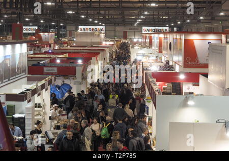 Milano, Italia: 1 dicembre 2018: Fiera di artigiani con prodotti tipici locali e alimentare e non alimentare, folklore, musica e danza. Foto Stock